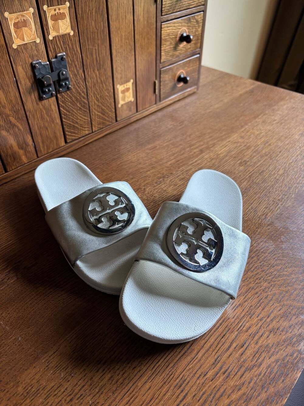 Tory Burch Women’s Lina Slide Silver Logo - Size:7